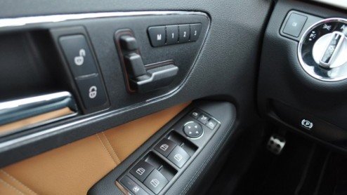 Iedereen die wel eens met de auto op vakantie gaat of is geweest, kent die typische vakantieperikelen wel: gebrek aan ruimte bij het inladen van de auto, bemoeienis van de bijrijder op de rijstijl en
