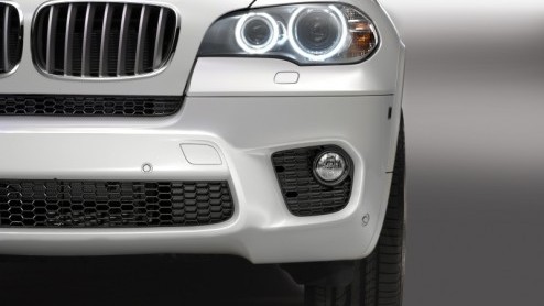 Hupsa, koud na de onthulling van de vernieuwde X5 heeft BMW al een M Sport Package klaargezet. Met dit pakket sportieve elementen aan in-, exterieur en chassis komt de dynamische SUV nog beter in zijn