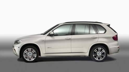 Hupsa, koud na de onthulling van de vernieuwde X5 heeft BMW al een M Sport Package klaargezet. Met dit pakket sportieve elementen aan in-, exterieur en chassis komt de dynamische SUV nog beter in zijn