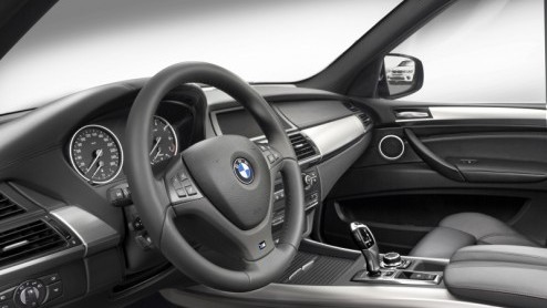 Hupsa, koud na de onthulling van de vernieuwde X5 heeft BMW al een M Sport Package klaargezet. Met dit pakket sportieve elementen aan in-, exterieur en chassis komt de dynamische SUV nog beter in zijn