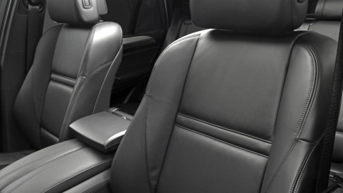 Hupsa, koud na de onthulling van de vernieuwde X5 heeft BMW al een M Sport Package klaargezet. Met dit pakket sportieve elementen aan in-, exterieur en chassis komt de dynamische SUV nog beter in zijn