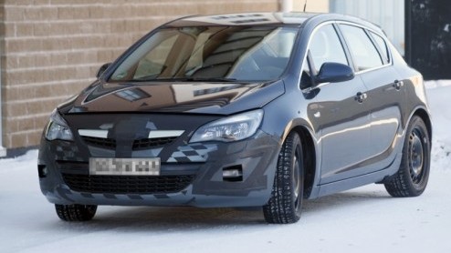 Een nieuwe Opel Astra met twee uitlaateindstukken, die kennen we nog niet! Dit prototype is het rijdende bewijs dat Opel een sportieve GSI-versie aan het ontwikkelen is. Er zit duidelijk toekomst in h