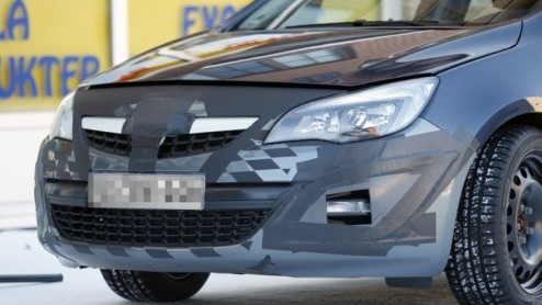 Een nieuwe Opel Astra met twee uitlaateindstukken, die kennen we nog niet! Dit prototype is het rijdende bewijs dat Opel een sportieve GSI-versie aan het ontwikkelen is. Er zit duidelijk toekomst in h