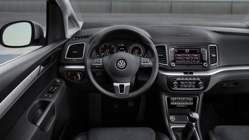 Koud voor de opening van de Autosalon van Genve is de nieuwe Volkswagen Sharan digitaal in vol ornaat te bezichtigen. Het segment van de full-size MPV leeft ook bij Volkswagen gewoon weer voort. Wede