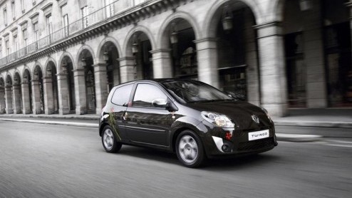 Renault heeft de Twingo in 2010 een mini-update meegegeven. Voortaan hebben alle Twingo's de sportievere bumpers van de Dynamique- en GT-uitvoering en zijn de buitenspiegels een maatje groter voor bet