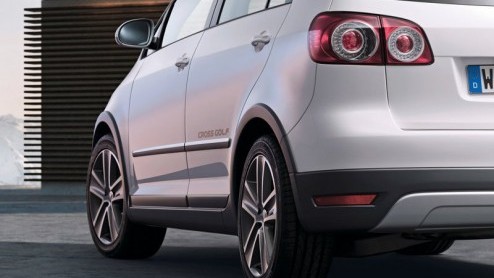 Het is eigenlijk geen verrassing dat Volkswagen op basis van de vernieuwde Golf Plus ook weer een CrossGolf-versie uitbrengt. De opgestoerde variant staat in een subtiel robuuste outfit in Genve en p