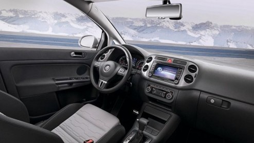 Het is eigenlijk geen verrassing dat Volkswagen op basis van de vernieuwde Golf Plus ook weer een CrossGolf-versie uitbrengt. De opgestoerde variant staat in een subtiel robuuste outfit in Genve en p