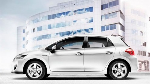 Toyota heeft nadere details van de Auris Hybrid bekendgemaakt. Zo verbruikt de compacte vijfdeurs middenklasser slechts 3.9l/100km en doet zijn CO2-uitstoot van 89 gram helemaal niet onder die van de