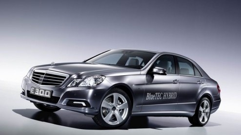 De eerder aangekondigde dieselhybride van Mercedes-Benz is nu een feit als studiemodel. In Zwitserland hebben de Duitsers de E 300 BlueTEC HYBRID klaarstaan, die met dank aan slim gebruik van een pote