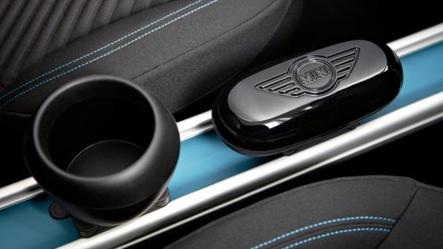 Terwijl alle autoliefhebbers en internationale pers zich stort op de primeurs op de Autosalon van Genve, daagt MINI via diverse 'social media' creatievelingen uit om interieurdetails voor de nieuwe M