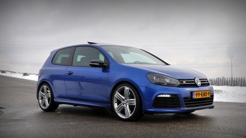 Met de downsizing-trend van motoren is helemaal niet mis, maar we hebben wel wakker gelegen toen Volkswagen de komst van de nieuwe Golf R met viercilinder inluidde. De moddervette V6 blijkt anno 2010