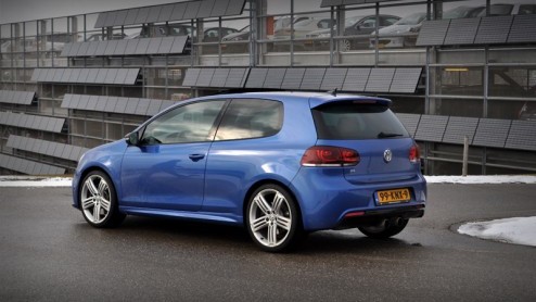 Met de downsizing-trend van motoren is helemaal niet mis, maar we hebben wel wakker gelegen toen Volkswagen de komst van de nieuwe Golf R met viercilinder inluidde. De moddervette V6 blijkt anno 2010