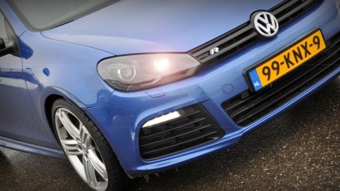 Met de downsizing-trend van motoren is helemaal niet mis, maar we hebben wel wakker gelegen toen Volkswagen de komst van de nieuwe Golf R met viercilinder inluidde. De moddervette V6 blijkt anno 2010