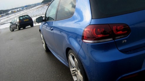 Met de downsizing-trend van motoren is helemaal niet mis, maar we hebben wel wakker gelegen toen Volkswagen de komst van de nieuwe Golf R met viercilinder inluidde. De moddervette V6 blijkt anno 2010