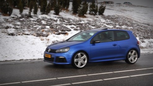 Met de downsizing-trend van motoren is helemaal niet mis, maar we hebben wel wakker gelegen toen Volkswagen de komst van de nieuwe Golf R met viercilinder inluidde. De moddervette V6 blijkt anno 2010