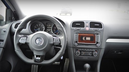 Met de downsizing-trend van motoren is helemaal niet mis, maar we hebben wel wakker gelegen toen Volkswagen de komst van de nieuwe Golf R met viercilinder inluidde. De moddervette V6 blijkt anno 2010