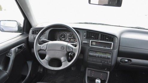 Met de downsizing-trend van motoren is helemaal niet mis, maar we hebben wel wakker gelegen toen Volkswagen de komst van de nieuwe Golf R met viercilinder inluidde. De moddervette V6 blijkt anno 2010