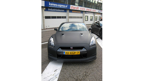 De Nissan GT-R is niet zomaar een snelle auto met bergen pks. De Japanners hebben zo hun eigen visie hoe hun meest sportieve telg uit de familie in het leven moet staan. Het resultaat is ronduit indr