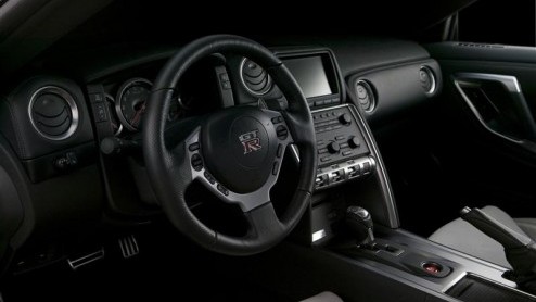 De Nissan GT-R is niet zomaar een snelle auto met bergen pks. De Japanners hebben zo hun eigen visie hoe hun meest sportieve telg uit de familie in het leven moet staan. Het resultaat is ronduit indr