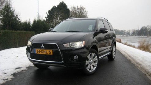 De ene facelift is de ander niet. Mitsubishi neemt het vernieuwen van Outlander in eerste instantie tamelijk letterlijk. De zevenzits SUV staat voortaan in navolging van de Colt en Lancer met een boos
