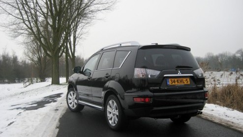 De ene facelift is de ander niet. Mitsubishi neemt het vernieuwen van Outlander in eerste instantie tamelijk letterlijk. De zevenzits SUV staat voortaan in navolging van de Colt en Lancer met een boos