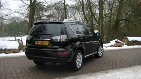 De ene facelift is de ander niet. Mitsubishi neemt het vernieuwen van Outlander in eerste instantie tamelijk letterlijk. De zevenzits SUV staat voortaan in navolging van de Colt en Lancer met een boos