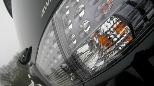 De ene facelift is de ander niet. Mitsubishi neemt het vernieuwen van Outlander in eerste instantie tamelijk letterlijk. De zevenzits SUV staat voortaan in navolging van de Colt en Lancer met een boos