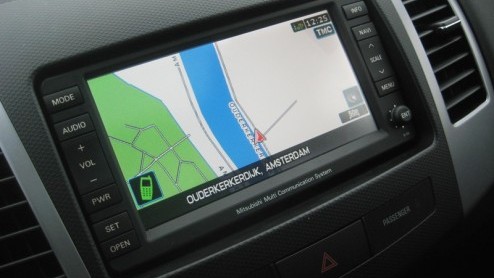 De ene facelift is de ander niet. Mitsubishi neemt het vernieuwen van Outlander in eerste instantie tamelijk letterlijk. De zevenzits SUV staat voortaan in navolging van de Colt en Lancer met een boos