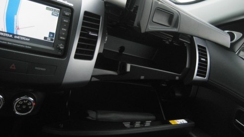 De ene facelift is de ander niet. Mitsubishi neemt het vernieuwen van Outlander in eerste instantie tamelijk letterlijk. De zevenzits SUV staat voortaan in navolging van de Colt en Lancer met een boos