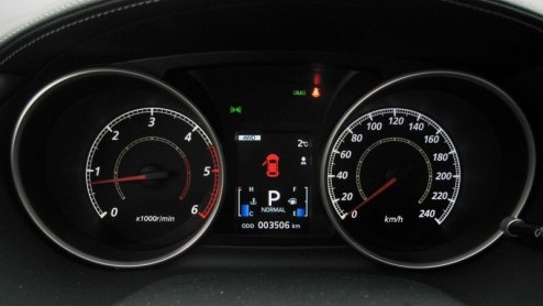De ene facelift is de ander niet. Mitsubishi neemt het vernieuwen van Outlander in eerste instantie tamelijk letterlijk. De zevenzits SUV staat voortaan in navolging van de Colt en Lancer met een boos