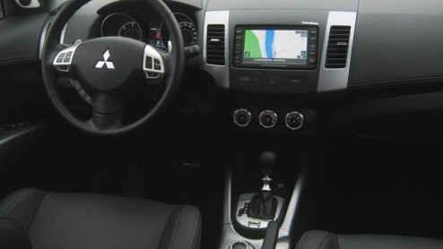 De ene facelift is de ander niet. Mitsubishi neemt het vernieuwen van Outlander in eerste instantie tamelijk letterlijk. De zevenzits SUV staat voortaan in navolging van de Colt en Lancer met een boos