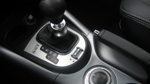 De ene facelift is de ander niet. Mitsubishi neemt het vernieuwen van Outlander in eerste instantie tamelijk letterlijk. De zevenzits SUV staat voortaan in navolging van de Colt en Lancer met een boos