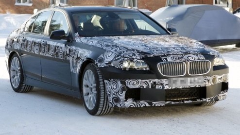 Een nog ingepakte nieuwe BMW 5-serie, maar dan met vier uitlaten. Dat kan maar n ding betekenen, de M5 is on its way! Reken op nog meer snelheid, pks en hoogstaande techniek, maar verwacht echter 
