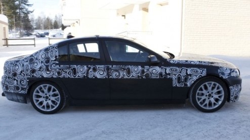 Een nog ingepakte nieuwe BMW 5-serie, maar dan met vier uitlaten. Dat kan maar n ding betekenen, de M5 is on its way! Reken op nog meer snelheid, pks en hoogstaande techniek, maar verwacht echter 