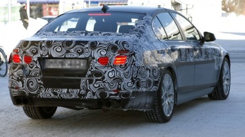 Een nog ingepakte nieuwe BMW 5-serie, maar dan met vier uitlaten. Dat kan maar n ding betekenen, de M5 is on its way! Reken op nog meer snelheid, pks en hoogstaande techniek, maar verwacht echter 