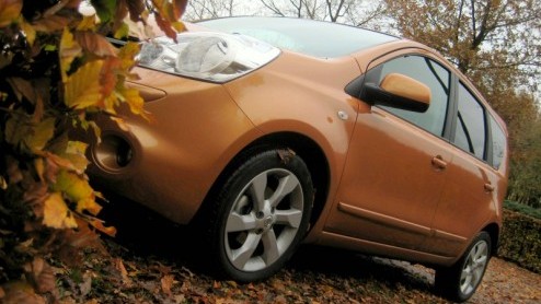 Met de Nissan Note doen de Japanners een poging om een zoveel mogelijk zitplaatsen, lucht en ruimte te verpakken in een betaalbaar ruimtemodel met een hatchback look. Wij willen wel eens weten hoe rui