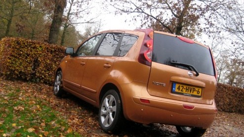 Met de Nissan Note doen de Japanners een poging om een zoveel mogelijk zitplaatsen, lucht en ruimte te verpakken in een betaalbaar ruimtemodel met een hatchback look. Wij willen wel eens weten hoe rui
