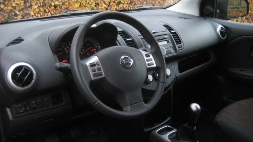 Met de Nissan Note doen de Japanners een poging om een zoveel mogelijk zitplaatsen, lucht en ruimte te verpakken in een betaalbaar ruimtemodel met een hatchback look. Wij willen wel eens weten hoe rui