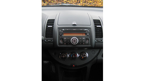 Met de Nissan Note doen de Japanners een poging om een zoveel mogelijk zitplaatsen, lucht en ruimte te verpakken in een betaalbaar ruimtemodel met een hatchback look. Wij willen wel eens weten hoe rui