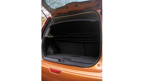 Met de Nissan Note doen de Japanners een poging om een zoveel mogelijk zitplaatsen, lucht en ruimte te verpakken in een betaalbaar ruimtemodel met een hatchback look. Wij willen wel eens weten hoe rui