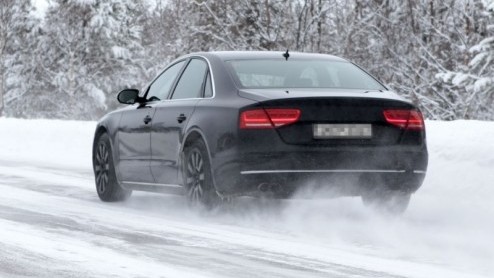 Een nieuwe Audi A8 die wel heel incognito door de sneeuw stuift, dat moet wel een geheim project Ingolstadt zijn. Wij zijn er van overtuigd dat dit de nieuwe S8 in wording is.