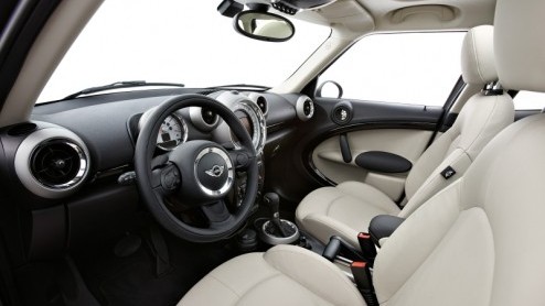 De nieuwe Mini Countryman maakt in september zijn debuut bij de dealers. De stoere, meest uit de kluiten gewassen Brit wordt leverbaar met twee en vierwielaandrijving vanaf 24.460 euro en is voor de z