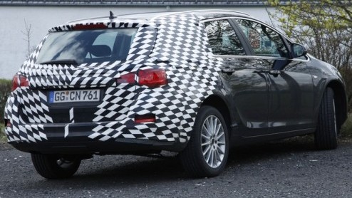 Dat het nieuwe Opel Astra-gamma is niet complete zonder een sportieve GSi-versie wisten we al, een gezinsvriendelijke Sports Tourer stationwagon mag al helemaal niet ontbreken. Opel is er al behoorl