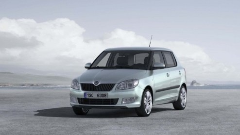 De facelift van de Skoda Fabia vraagt ook om nieuwe prijzen. Wanneer de uiterlijk en met DSG, TDI en TSI technisch opgefriste Tsjech medio mei in de showroom staat begint de prijslijst voor de 5-deurs