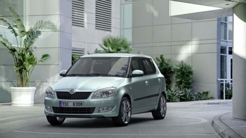 De facelift van de Skoda Fabia vraagt ook om nieuwe prijzen. Wanneer de uiterlijk en met DSG, TDI en TSI technisch opgefriste Tsjech medio mei in de showroom staat begint de prijslijst voor de 5-deurs