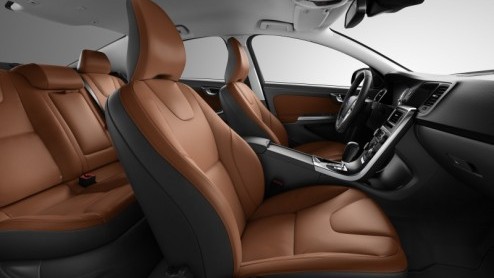 De nieuwe Volvo S60 is onderweg en dat moeten we weten ook. Daarom maakt de importeur vandaag de (vanaf)prijzen bekend. De nieuwe Zweed staat medio augustus bij de dealer voor prijzen vanaf 34.995 eur