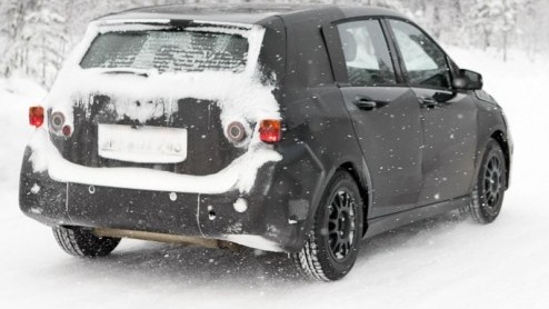 Bingo! Dit zijn nieuwe beelden van de nieuwe Mercedes-Benz B-Klasse. De compacte telg van Das Haus staat gepland voor eind 2011 en belooft onder meer aansluiting te zoeken bij de gevestigde premium ha