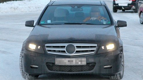 Mercedes-Benz heeft na drie jaar een update voor de C-Klasse gepland. Deze laatste spionagebeelden tonen de Duitse middenklasser in een iets gewijzigd, nog gecamoufleerd jasje.