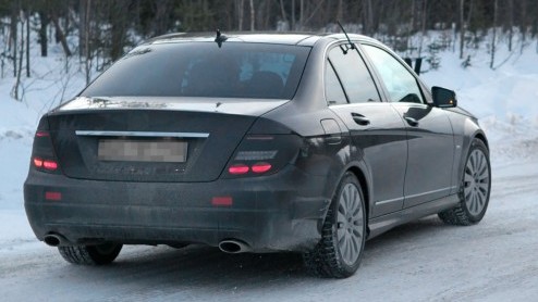 Mercedes-Benz heeft na drie jaar een update voor de C-Klasse gepland. Deze laatste spionagebeelden tonen de Duitse middenklasser in een iets gewijzigd, nog gecamoufleerd jasje.