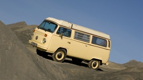 Volkswagen staat stil bij het 25 jarig bestaan van de Transporter met vierwielaandrijving. Het eerste model kwam in 1985 op de markt  zon tien jaar nadat het idee voor een Transporter met grote terr